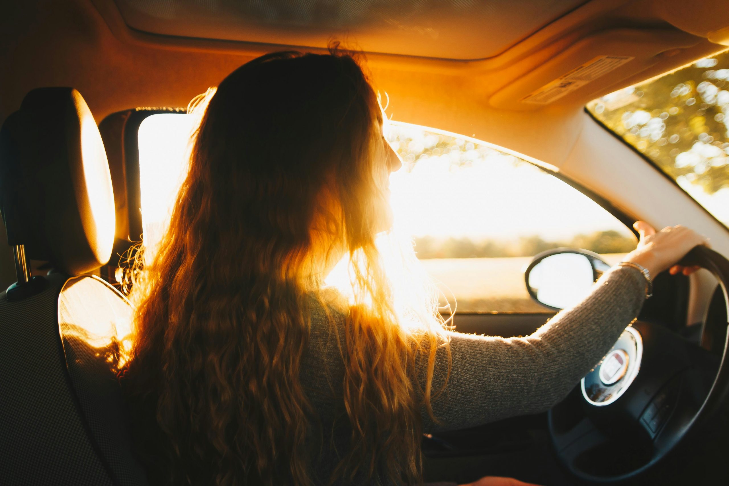 Fahrschülerin fährt im Sonnenuntergang Praxisstunden und übt für den führerschein