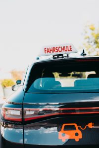 Fahrschul Auto mit Fahrschule Licht auf dem Auto.